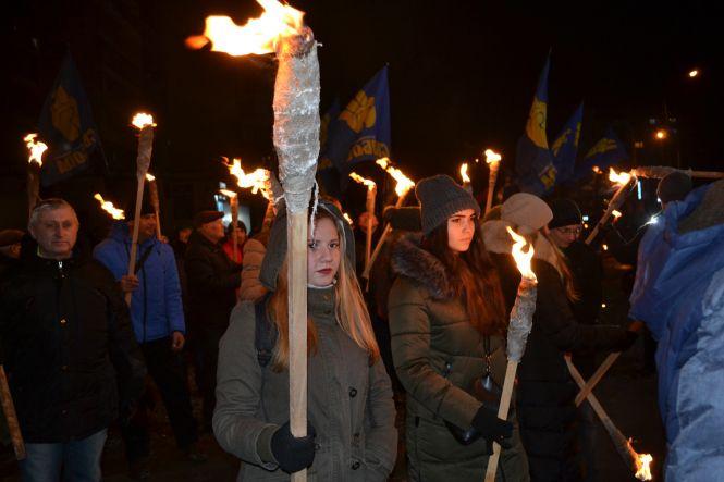Більше 200 хмельничан зі смолоскипами перекрили рух у центрі Хмельницького, фото №4 на сайті vsim.ua