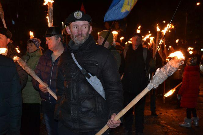 Більше 200 хмельничан зі смолоскипами перекрили рух у центрі Хмельницького, фото №8 на сайті vsim.ua