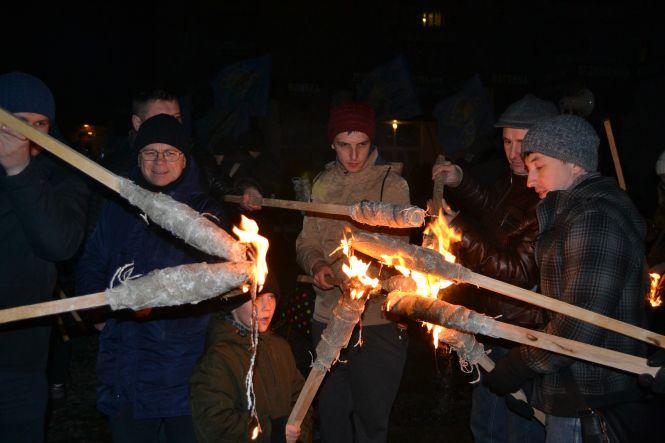 Більше 200 хмельничан зі смолоскипами перекрили рух у центрі Хмельницького, фото №1 на сайті vsim.ua