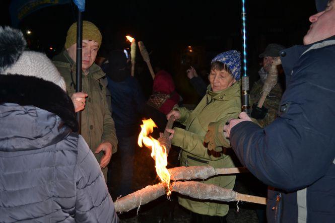 Більше 200 хмельничан зі смолоскипами перекрили рух у центрі Хмельницького, фото №2 на сайті vsim.ua