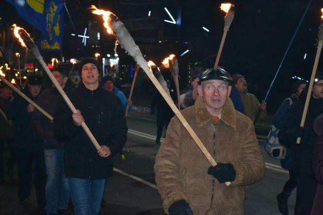 Більше 200 хмельничан зі смолоскипами перекрили рух у центрі Хмельницького, фото №14 на сайті vsim.ua