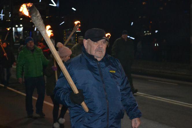 Більше 200 хмельничан зі смолоскипами перекрили рух у центрі Хмельницького, фото №13 на сайті vsim.ua