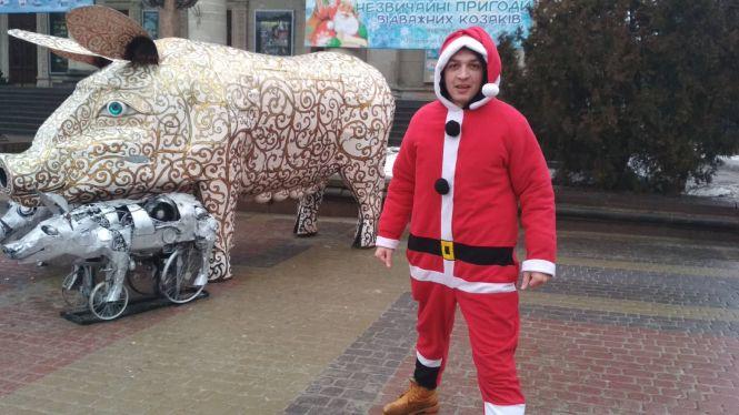 Фото дня: Тернополянин у костюмі Санти розважає людей на Театральному майдані, фото №1 на сайті 20minut.ua