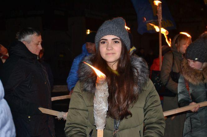 Більше 200 хмельничан зі смолоскипами перекрили рух у центрі Хмельницького, фото №3 на сайті vsim.ua