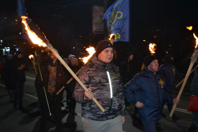 Більше 200 хмельничан зі смолоскипами перекрили рух у центрі Хмельницького, фото №15 на сайті vsim.ua