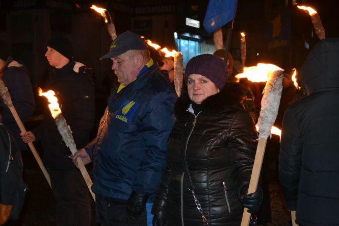 Більше 200 хмельничан зі смолоскипами перекрили рух у центрі Хмельницького, фото №7 на сайті vsim.ua