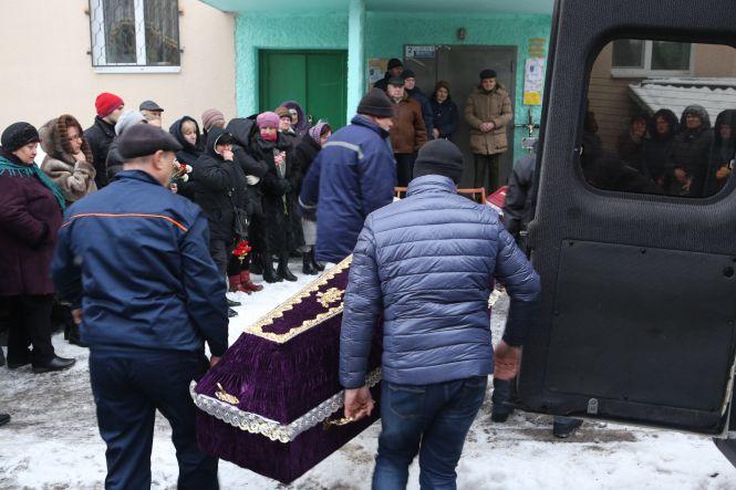 «Моя Надя, донечка»: вінничани прощалися із вбитими в Академічному, фото №2 на сайті 20minut.ua