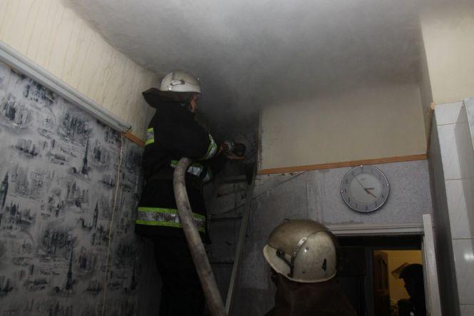 На Соборній 16 бійців ДСНС гасили пожежу на даху двоповерхівки, фото №4 на сайті 20minut.ua