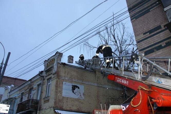 На Соборній 16 бійців ДСНС гасили пожежу на даху двоповерхівки, фото №2 на сайті 20minut.ua