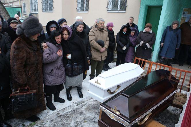 «Моя Надя, донечка»: вінничани прощалися із вбитими в Академічному, фото №11 на сайті 20minut.ua