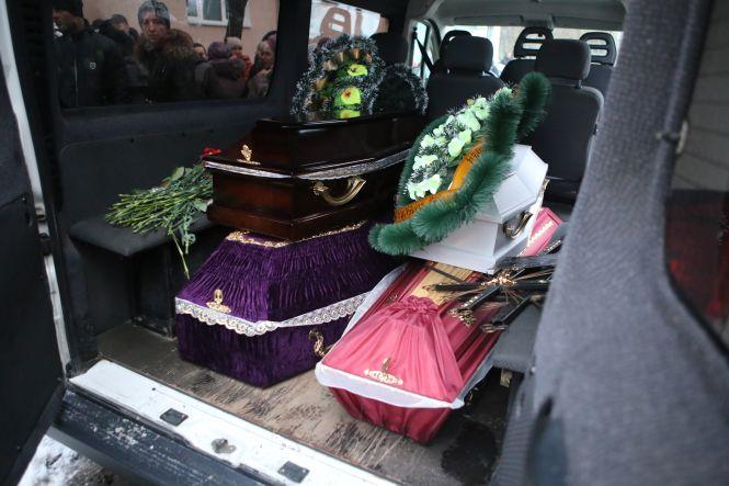 «Моя Надя, донечка»: вінничани прощалися із вбитими в Академічному, фото №14 на сайті 20minut.ua