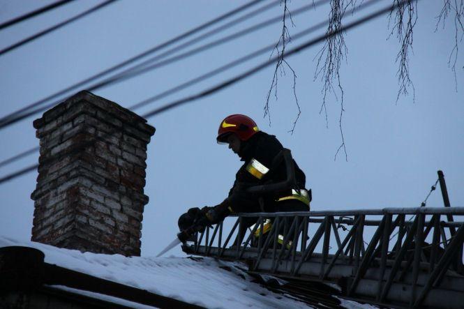 На Соборній 16 бійців ДСНС гасили пожежу на даху двоповерхівки, фото №1 на сайті 20minut.ua