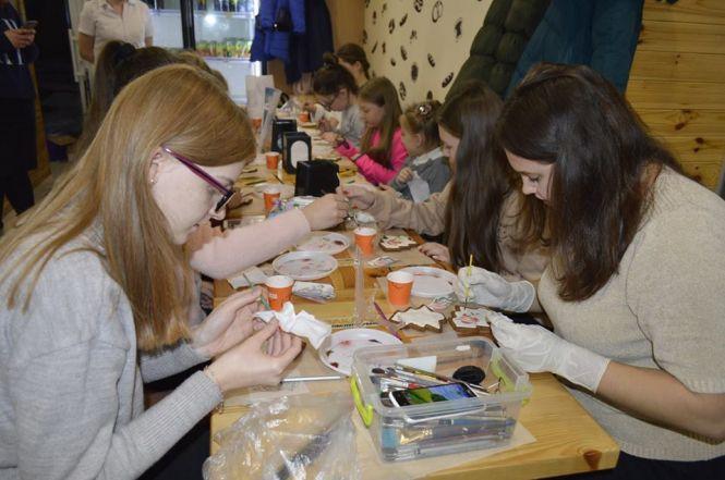 Новини Тернополя - фото з Як «Дивотворчики» різдвяні пряники розписували Як «Дивотворчики» різдвяні пряники розписували, фото №5 на сайті 20minut.ua