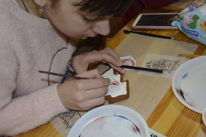 Новини Тернополя - фото з Як «Дивотворчики» різдвяні пряники розписували Як «Дивотворчики» різдвяні пряники розписували, фото №4 на сайті 20minut.ua
