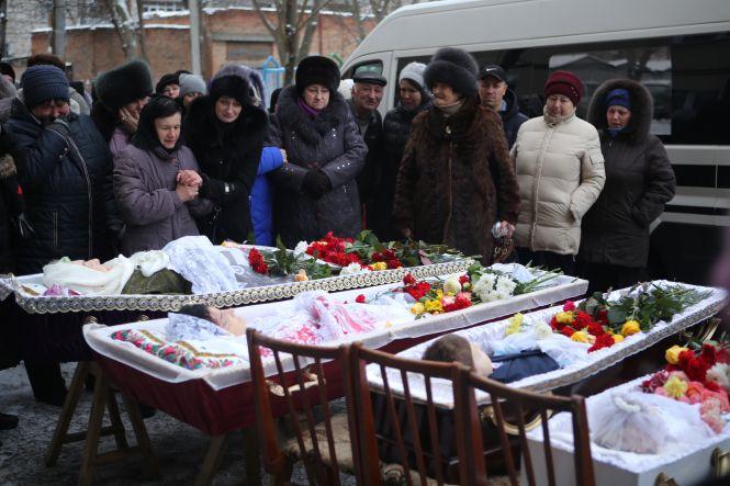 «Моя Надя, донечка»: вінничани прощалися із вбитими в Академічному, фото №9 на сайті 20minut.ua