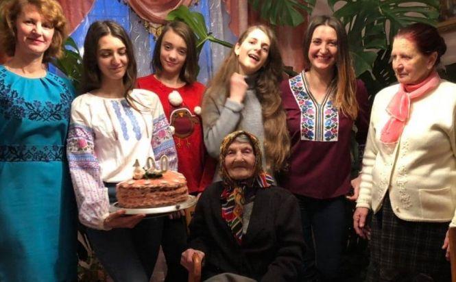 Новини Тернополя - фото з "Ходити влітку босоніж і цінувати те, що маєш"... Секрети довголіття від Ольги Гуменюк, яка відсвяткувала 100-річчя "Ходити влітку босоніж і цінувати те, що маєш"... Секрети довголіття від Ольги Гуменюк, яка відсвяткувала 100-річчя, фото №1 на сайті 20minut.ua