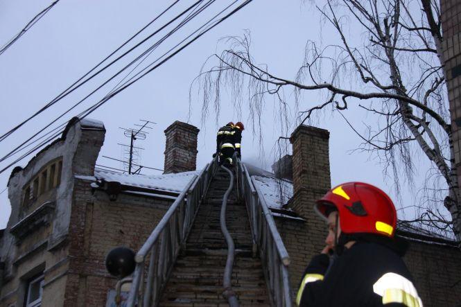 На Соборній 16 бійців ДСНС гасили пожежу на даху двоповерхівки, фото №3 на сайті 20minut.ua