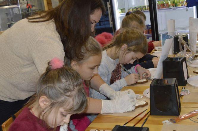 Новини Тернополя - фото з Як «Дивотворчики» різдвяні пряники розписували Як «Дивотворчики» різдвяні пряники розписували, фото №1 на сайті 20minut.ua