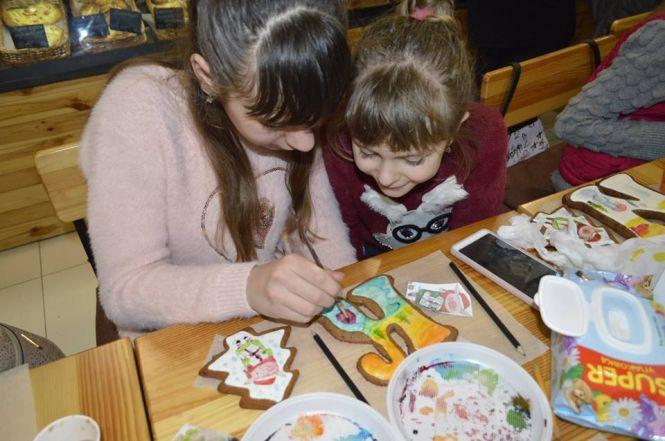 Новини Тернополя - фото з Як «Дивотворчики» різдвяні пряники розписували Як «Дивотворчики» різдвяні пряники розписували, фото №3 на сайті 20minut.ua