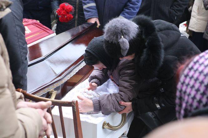 «Моя Надя, донечка»: вінничани прощалися із вбитими в Академічному, фото №5 на сайті 20minut.ua