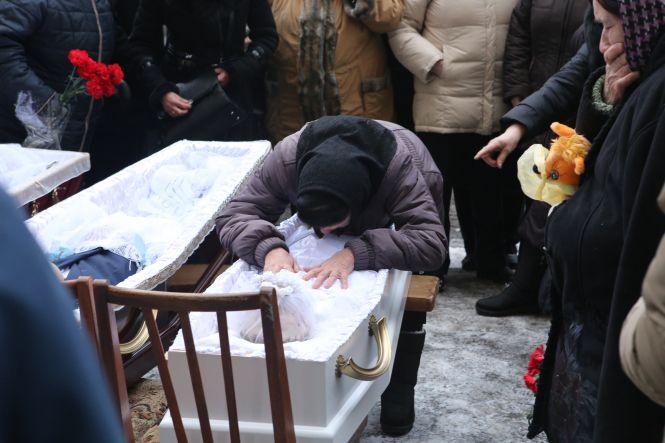 «Моя Надя, донечка»: вінничани прощалися із вбитими в Академічному, фото №7 на сайті 20minut.ua