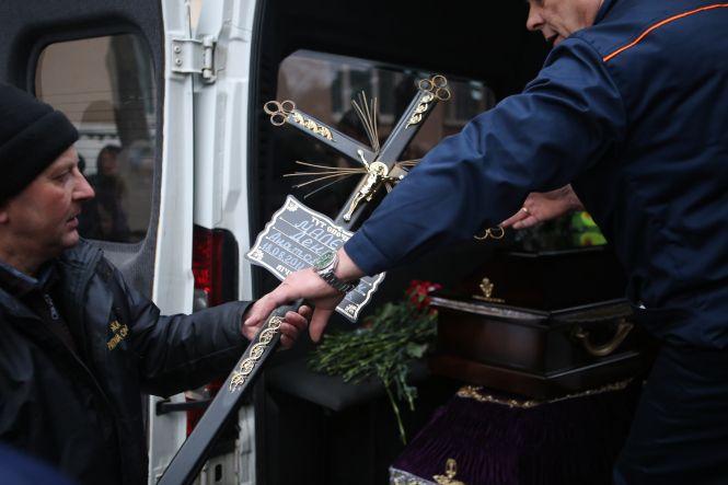 «Моя Надя, донечка»: вінничани прощалися із вбитими в Академічному, фото №13 на сайті 20minut.ua