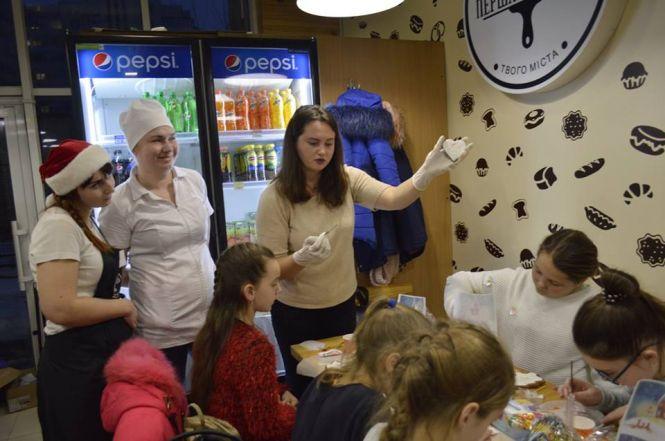 Новини Тернополя - фото з Як «Дивотворчики» різдвяні пряники розписували Як «Дивотворчики» різдвяні пряники розписували, фото №7 на сайті 20minut.ua