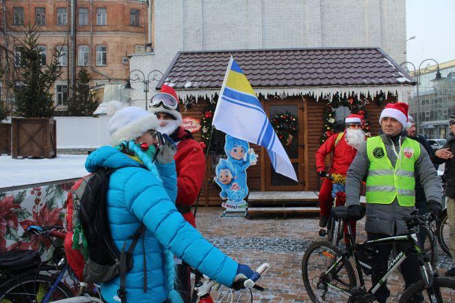 Новини Вінниці - фото з ВелоДіди та Снігурки: вінничани проїхали новорічним велопарадом ВелоДіди та Снігурки: вінничани проїхали новорічним велопарадом, фото №3 на сайті 20minut.ua