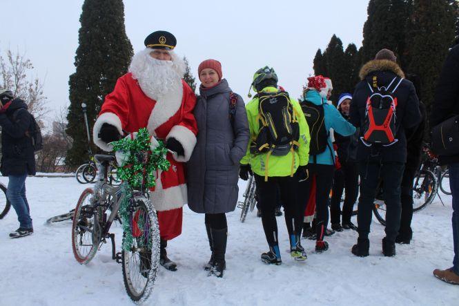 Новини Вінниці - фото з ВелоДіди та Снігурки: вінничани проїхали новорічним велопарадом ВелоДіди та Снігурки: вінничани проїхали новорічним велопарадом, фото №4 на сайті 20minut.ua
