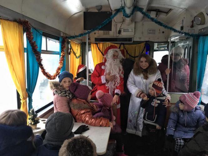 Новини Вінниці - фото з Подарунки та розваги. Для юних вінничан організували «новорічну екскурсію з Сантою» Подарунки та розваги. Для юних вінничан організували «новорічну екскурсію з Сантою», фото №1 на сайті 20minut.ua