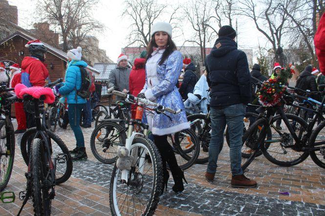 Новини Вінниці - фото з ВелоДіди та Снігурки: вінничани проїхали новорічним велопарадом ВелоДіди та Снігурки: вінничани проїхали новорічним велопарадом, фото №2 на сайті 20minut.ua