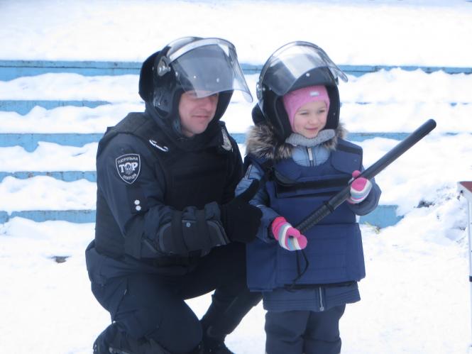 Хмельницькі поліцейські показали дітям амуніцію, навчили правил дорожнього руху та пригостили солодощами, фото №14 на сайті vsim.ua