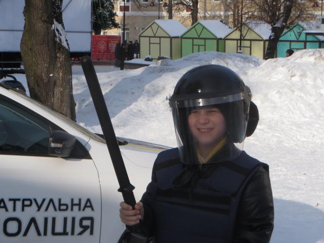 Хмельницькі поліцейські показали дітям амуніцію, навчили правил дорожнього руху та пригостили солодощами, фото №11 на сайті vsim.ua