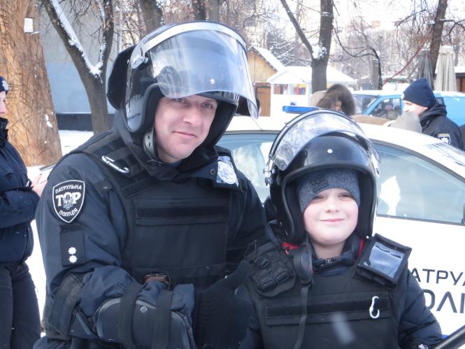 Хмельницькі поліцейські показали дітям амуніцію, навчили правил дорожнього руху та пригостили солодощами, фото №8 на сайті vsim.ua