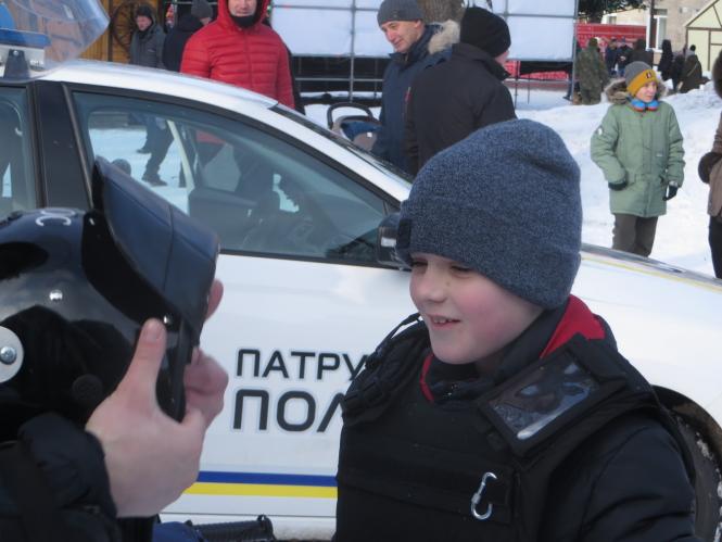 Хмельницькі поліцейські показали дітям амуніцію, навчили правил дорожнього руху та пригостили солодощами, фото №6 на сайті vsim.ua