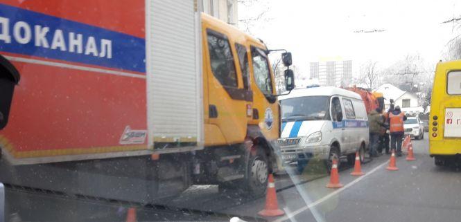Новини Тернополя - фото з На Хмельницького чистять колодязь. Частина смуги перекрита На Хмельницького чистять колодязь. Частина смуги перекрита, фото №2 на сайті 20minut.ua