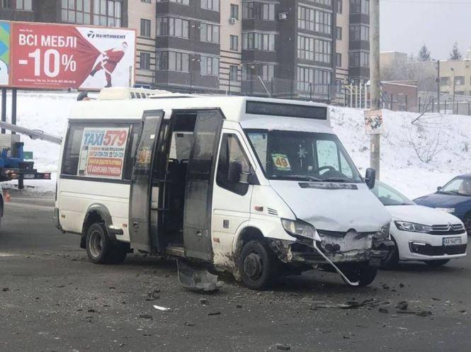 Новини Хмельницького - фото з У Хмельницькому маршрутка №49 потрапила у ДТП У Хмельницькому маршрутка №49 потрапила у ДТП, фото №5 на сайті vsim.ua