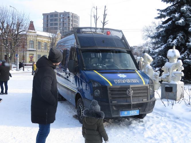 Хмельницькі поліцейські показали дітям амуніцію, навчили правил дорожнього руху та пригостили солодощами, фото №2 на сайті vsim.ua