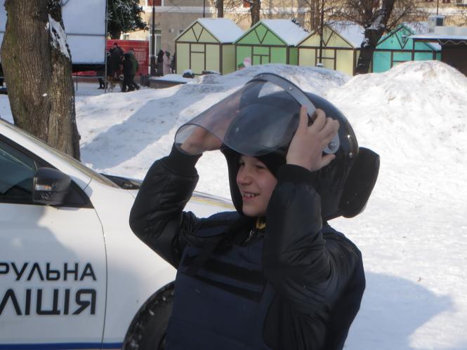 Хмельницькі поліцейські показали дітям амуніцію, навчили правил дорожнього руху та пригостили солодощами, фото №10 на сайті vsim.ua