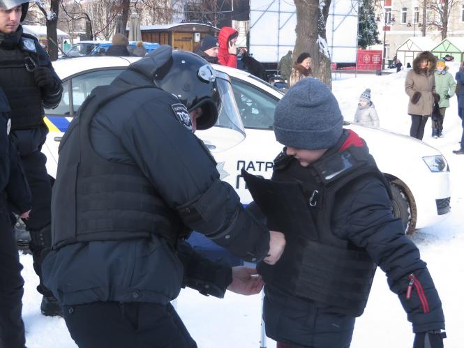Хмельницькі поліцейські показали дітям амуніцію, навчили правил дорожнього руху та пригостили солодощами, фото №1 на сайті vsim.ua