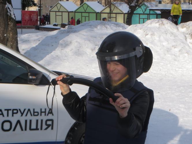 Хмельницькі поліцейські показали дітям амуніцію, навчили правил дорожнього руху та пригостили солодощами, фото №12 на сайті vsim.ua