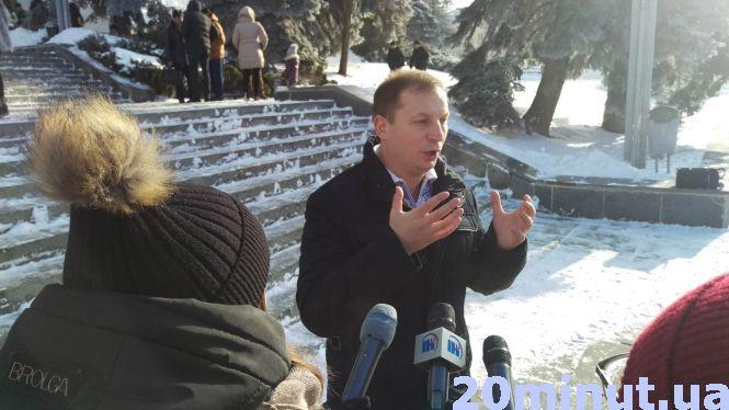 Новини Тернополя - фото з #колядачелендж: під Тернопільською ОДА близько 300 людей заспівали "Нова радість стала" (пряма трансляція) #колядачелендж: під Тернопільською ОДА близько 300 людей заспівали "Нова радість стала" (пряма трансляція), фото №3 на сайті 20minut.ua