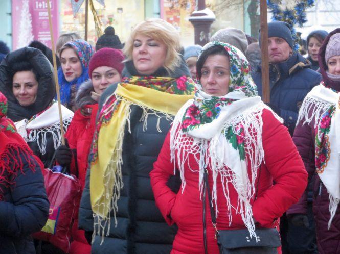 Новини Хмельницького - фото з Сотні хмельничан вийшли на загальноміське колядування Сотні хмельничан вийшли на загальноміське колядування, фото №11 на сайті vsim.ua