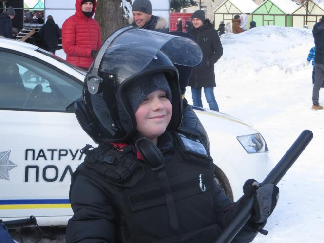 Хмельницькі поліцейські показали дітям амуніцію, навчили правил дорожнього руху та пригостили солодощами, фото №7 на сайті vsim.ua