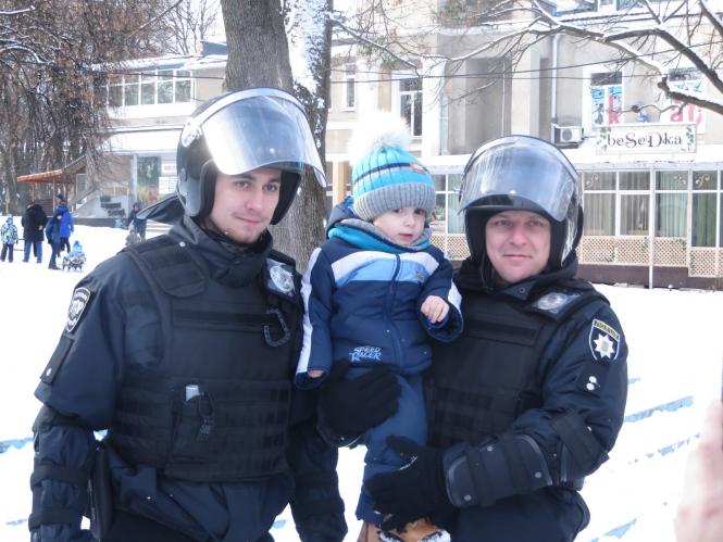 Хмельницькі поліцейські показали дітям амуніцію, навчили правил дорожнього руху та пригостили солодощами, фото №5 на сайті vsim.ua