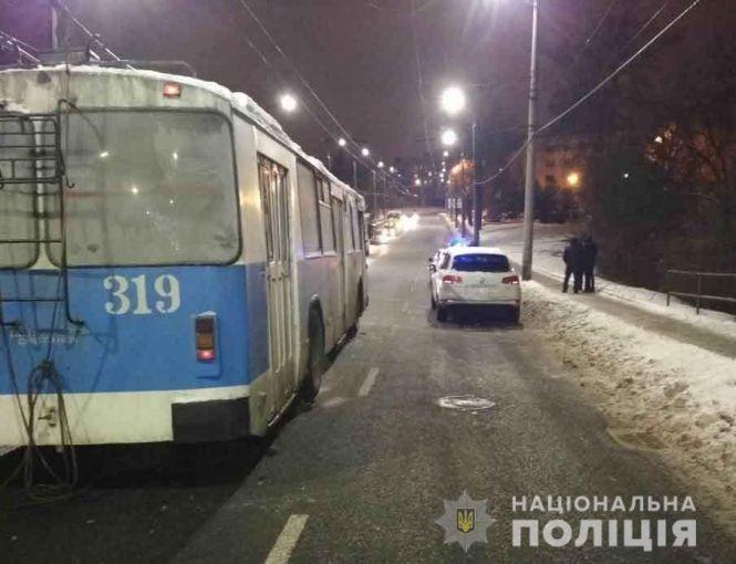 Новини Вінниці - фото з ДТП на Чорновола: водій Volkswagen Touareg збив пішохода ДТП на Чорновола: водій Volkswagen Touareg збив пішохода, фото №1 на сайті 20minut.ua
