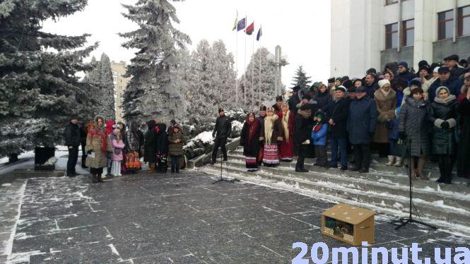 Новини Тернополя - фото з #колядачелендж: під Тернопільською ОДА близько 300 людей заспівали "Нова радість стала" (пряма трансляція) #колядачелендж: під Тернопільською ОДА близько 300 людей заспівали "Нова радість стала" (пряма трансляція), фото №1 на сайті 20minut.ua
