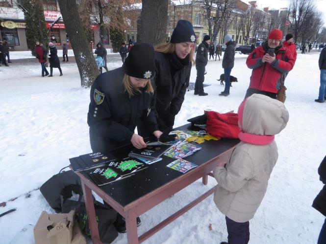 Хмельницькі поліцейські показали дітям амуніцію, навчили правил дорожнього руху та пригостили солодощами, фото №17 на сайті vsim.ua