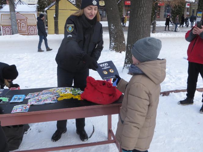 Хмельницькі поліцейські показали дітям амуніцію, навчили правил дорожнього руху та пригостили солодощами, фото №4 на сайті vsim.ua
