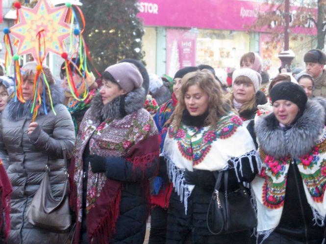 Новини Хмельницького - фото з Сотні хмельничан вийшли на загальноміське колядування Сотні хмельничан вийшли на загальноміське колядування, фото №9 на сайті vsim.ua